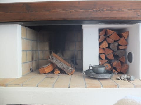 Fireplace (decorative only)