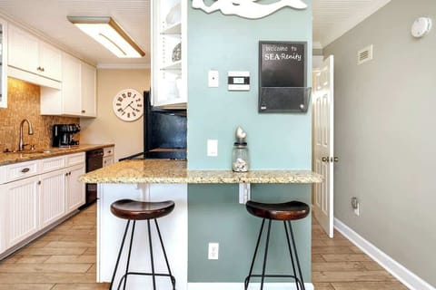 A quick bite at the breakfast bar with seating for 2.