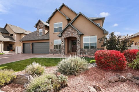 Looking for the perfect getaway? This vacation rental offers the perfect combination of luxury, comfort, and convenience.