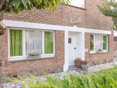 Plant, Building, Daytime, Window, Property, Green, Leaf, House, Architecture