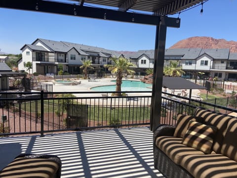 Deck with great view of red mountains and pool area