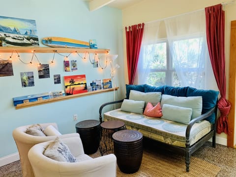 Living room with Indonesian daybed (for 5th guest)
