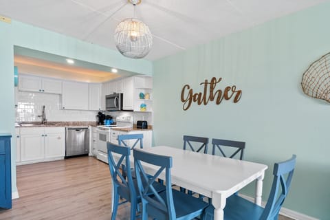 Dining Area - Table seats 6