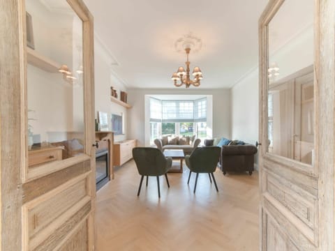 Property, Room, Floor, Wood Flooring, Building, Furniture, Interior Design, Hardwood, Ceiling, Real Estate