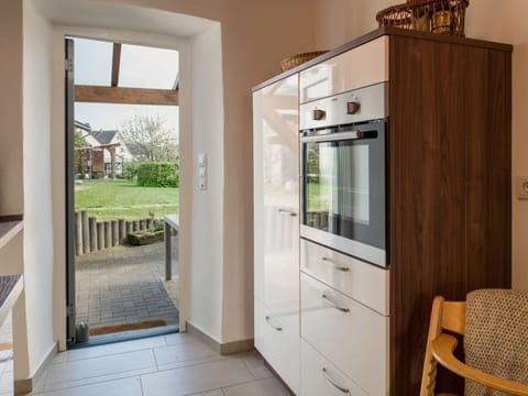 Cabinetry, Property, Furniture, Product, Wood, Drawer, Building, Interior Design, Floor, Wood Stain