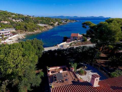 Welcome to Villa Sur Mer, just steps from the sea with amazing views! 