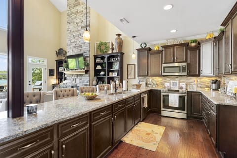 Cuisinart combo Keurig/pot coffee maker, open floor plan, large gourmet kitchen