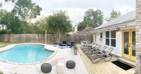 Full sun afternoon perfect for sunbathing. Later, it's shaded by the house.