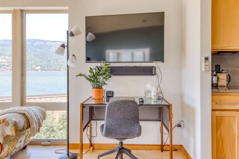 Comfortable work area and great wifi!