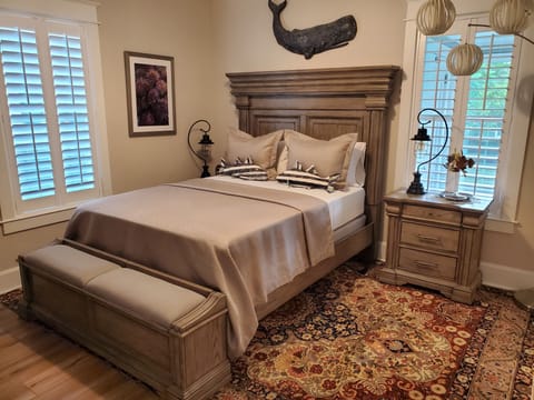 1925 Cottage in the Heart of the Historic District - Short Walk to Downtown!
