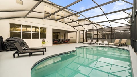 Relax By The Sparkling Private Pool In The Enclosed Patio