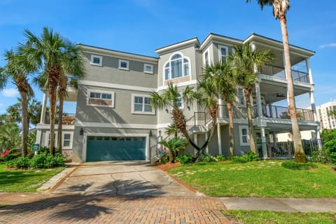 Villa Emeraude with everywhere balconies - views to lake and gulf