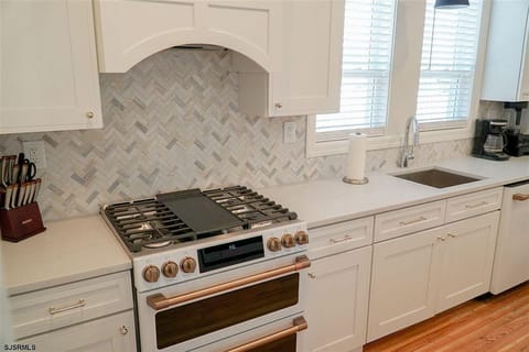 Griddle and double oven, spice drawer, toaster, knife block & blender