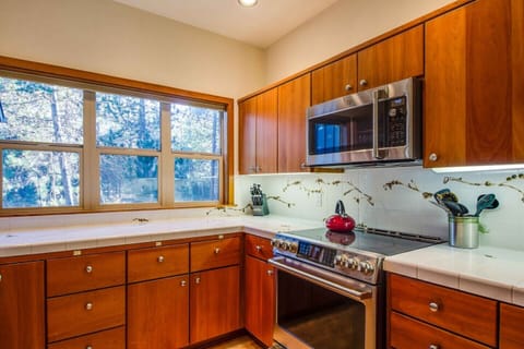 Fully equipped-- ready to food prep and host 