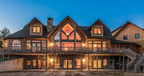 Front view of Whispering Pines Lodge, with guest house adjacent right
