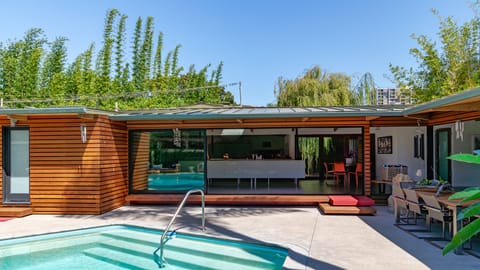 seamless indoor/outdoor living in La Jolla Shores.