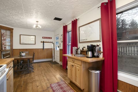 Kitchen & Dining area with coffee bar