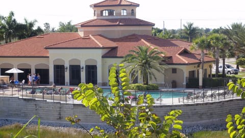 1 Bedroom/Den Condo 1st 12 Pictures: Resort style pool, hot tub and clubhouse. 