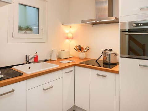 Kitchen Sink, Cabinetry, Countertop, Sink, Property, Tap, Window, Wood, Kitchen, Kitchen Appliance