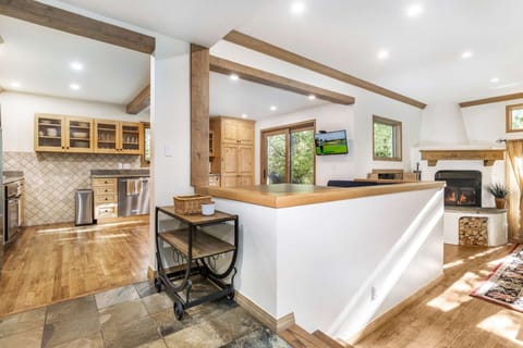 An open floor plan makes it easy to entertain!