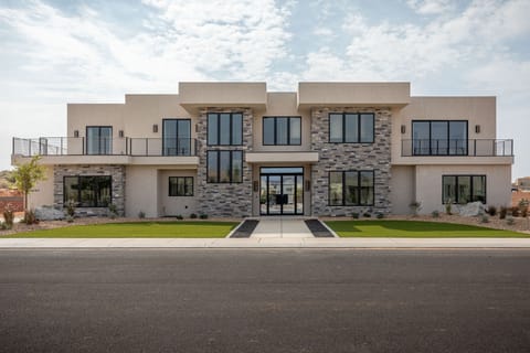 Majestic Views - Welcome to our home, Majestic Views.  Our 7100 square foot luxury home includes 7 bedrooms, 9 bathrooms and has a maximum occupancy of 36 people.