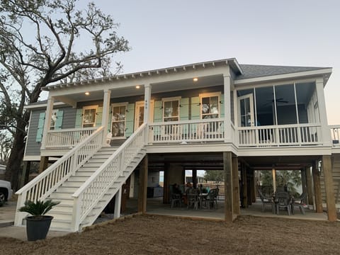 Home is 1 block to water and 2 blocks to Jeff Davis business district 