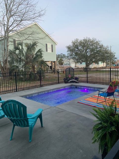 Plunge pool, just the right size to cool off and enjoy friends 