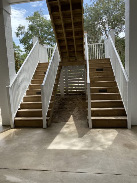Stairs leading up to level 1, to the front door.