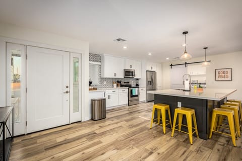 large kitchen island - breakfast bar w/ seating for 8