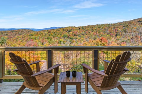 Upper deck to relax on and enjoy panoramic mountain views