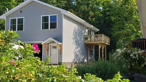 The private entrance to Split Rock apartment