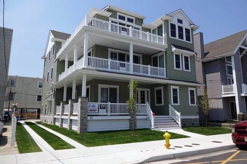 Side Entrance and side outdoor shower 