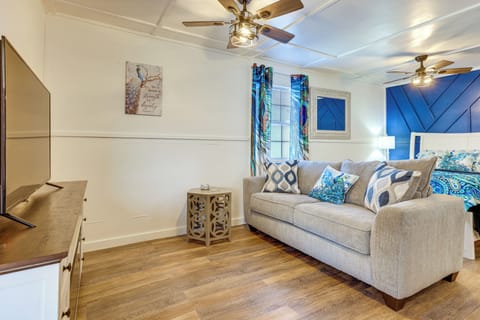 Living Room | Free WiFi | A/C & Heating