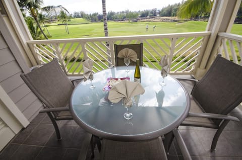 Lanai overlooks the first green of the Lakes course and the petroglyph trail.