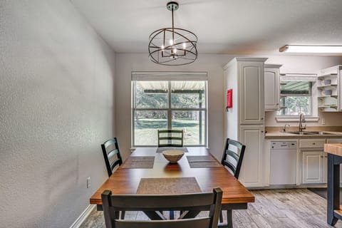 Dining Area | Breakfast Bar | Dishware & Flatware