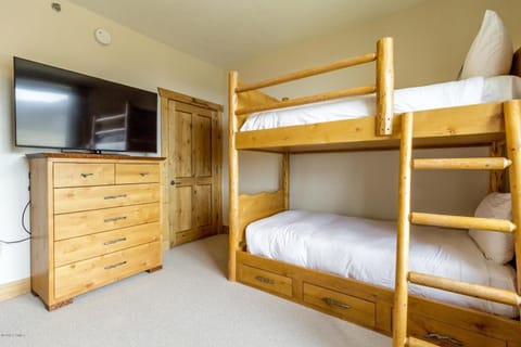 Main floor side room bunk