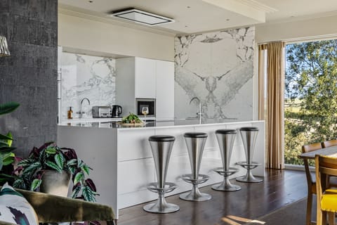 Stylish kitchen area with breakfast bar - Golden Meadow