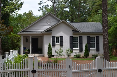 Welcome to Camellia Cottage! Just a pleasant half-mile walk to the village.