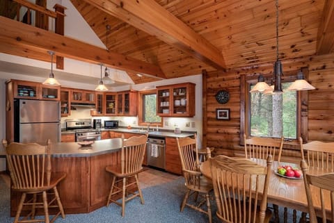 Nice open fully equipped kitchen with snack bar.