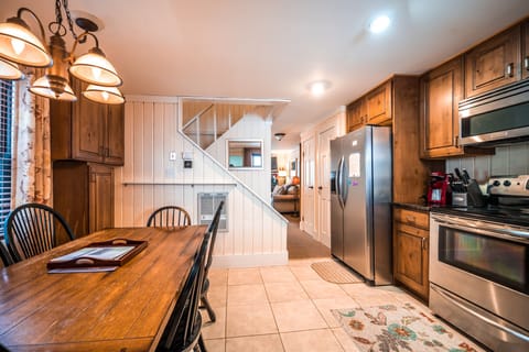 Elevation Vacation Rentals - Snowed Inn - Kitchen + Dining Area (1)