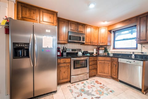 Elevation Vacation Rentals - Snowed Inn - Kitchen
