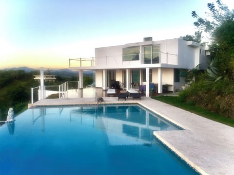 Now 20% Off Oceanfront Villa w Private 46 ft Infinity Pool