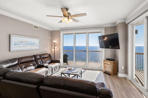Cozy up in the living room with the Gulf as your backdrop