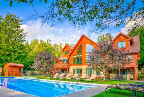 An exquisite 10 bedroom estate with tons of great amenities. Perfect location!