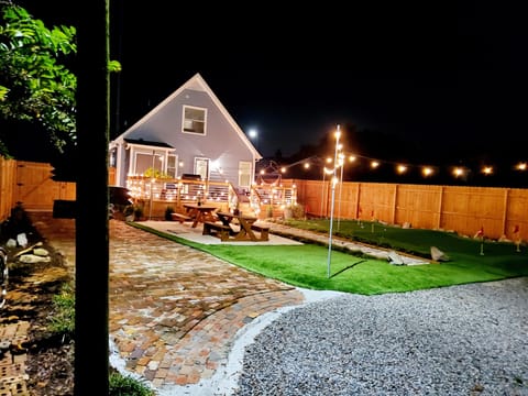 driveway, gate entrance 