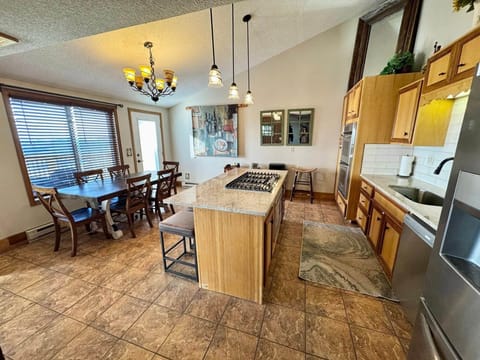 Elevation Vacation Rentals - The Yeti's Den at Land's End