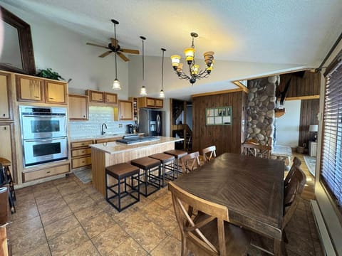 Elevation Vacation Rentals - The Yeti's Den at Land's End