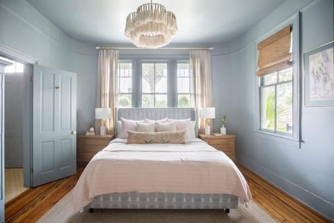 Welcome to your downtown Charleston rental! THIS PROPERTY IS LEGAL & LICENSED BY THE CITY OF CHARLESTON, PERMIT 03224 + 03231