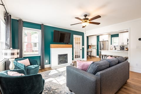 Open Floor Plan Living Room & Kitchen