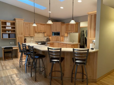 Kitchen seating (5 stools)